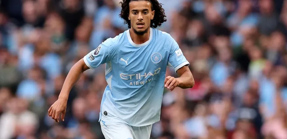 Jugador de Manchester City corriendo en el campo
