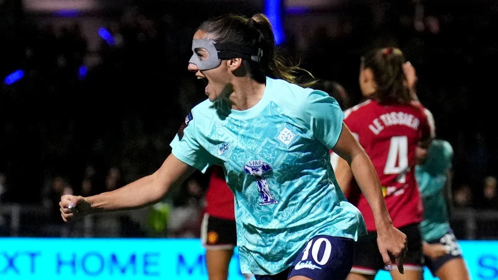 Jugadora celebrando un gol en partido de fútbol