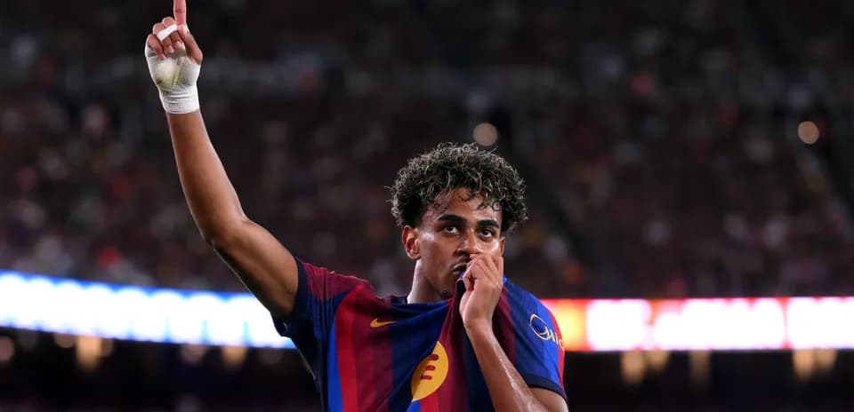 Jugador de Barcelona celebrando con el dedo levantado
