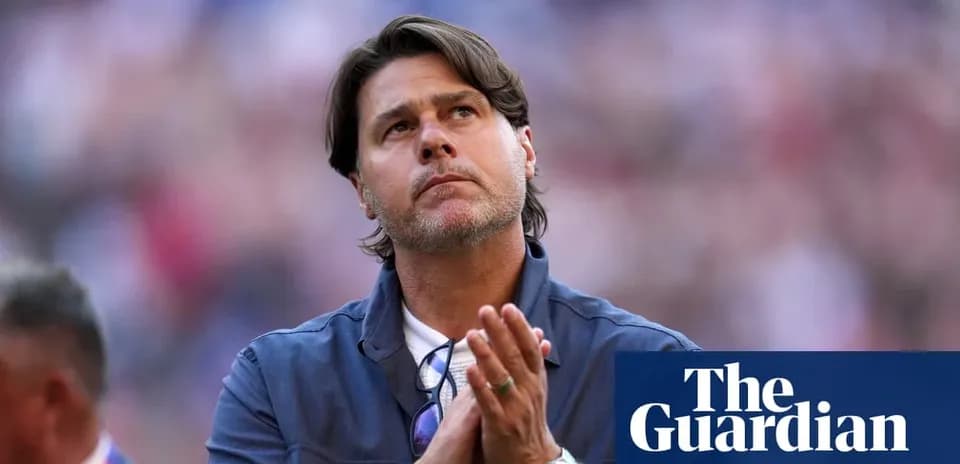 Entrenador observando el partido con manos juntas
