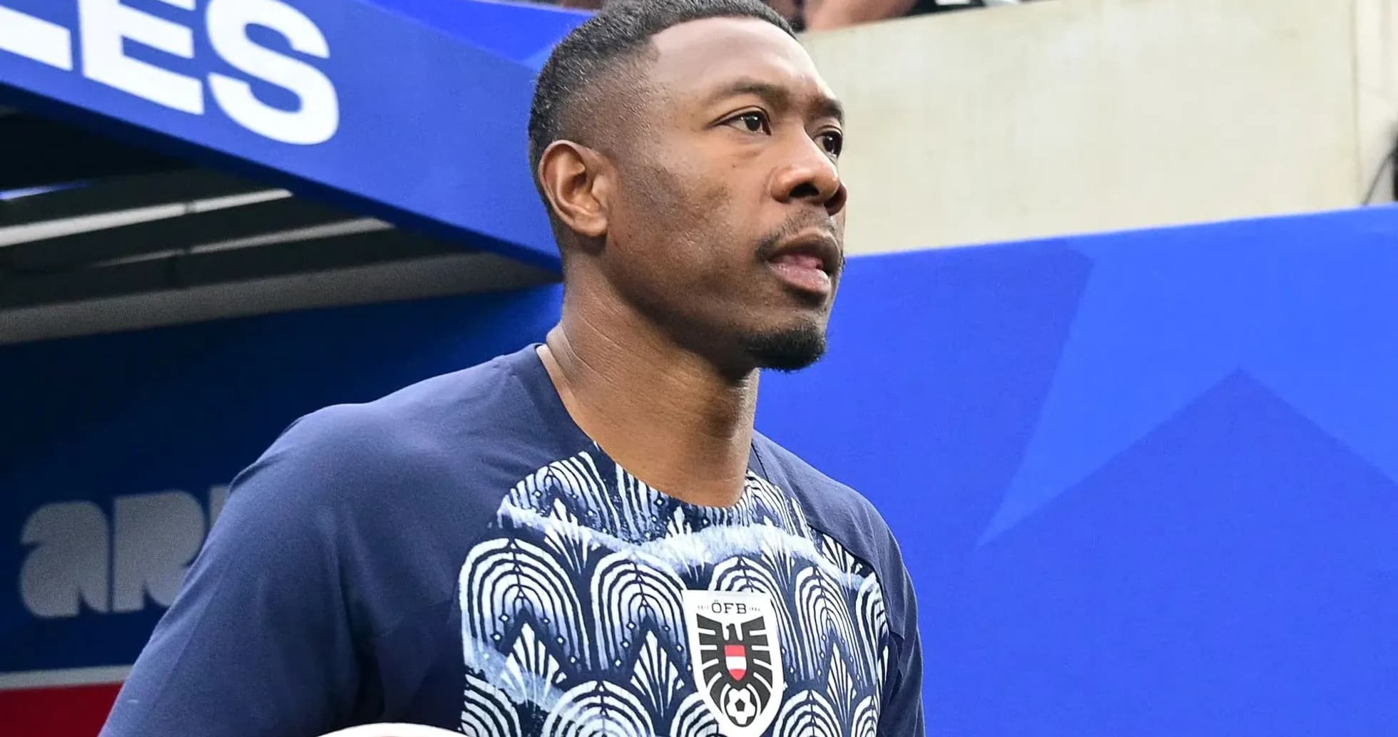 Jugador saliendo del túnel hacia el campo