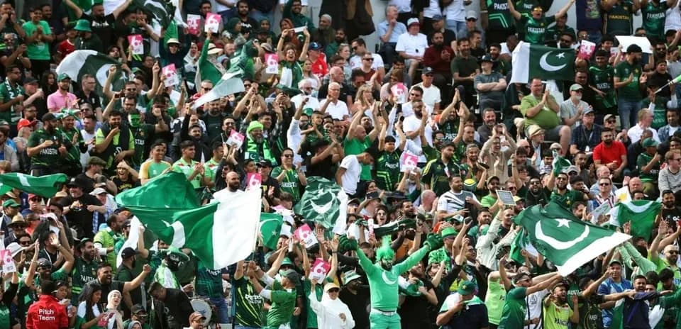 Aficionados de Pakistán animando con banderas en el estadio