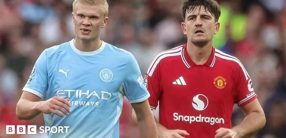 Dos jugadores de fútbol en acción durante el partido