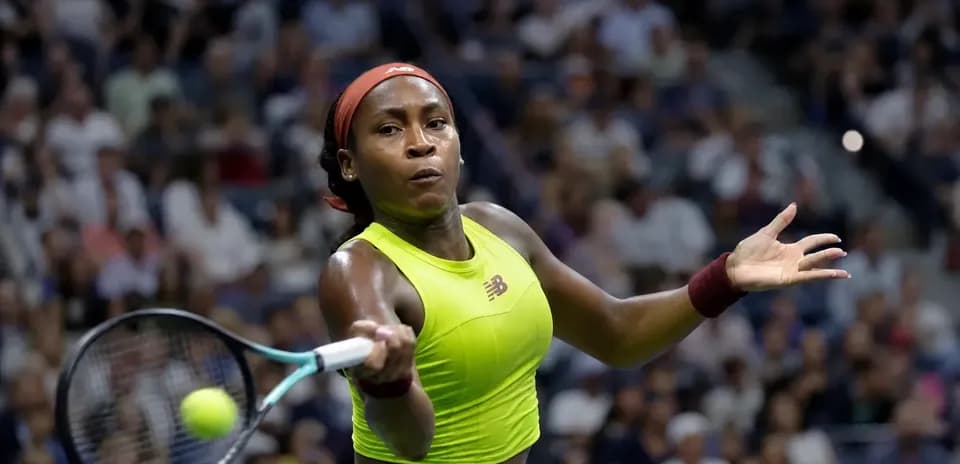 Coco Gauff golpeando una pelota en el partido
