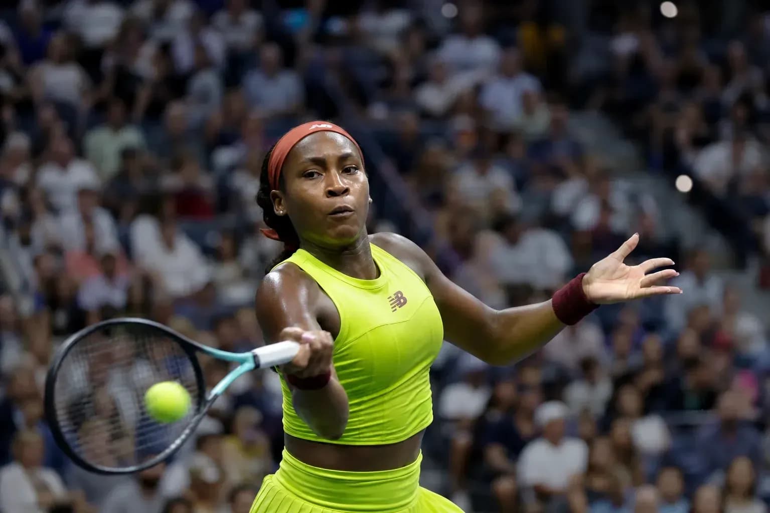 Coco Gauff golpeando una pelota en el partido