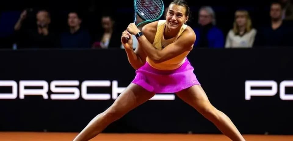 Jugadora de tenis golpeando la pelota en torneo