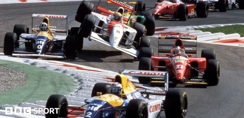 Varios coches de Fórmula 1 compitiendo en una curva