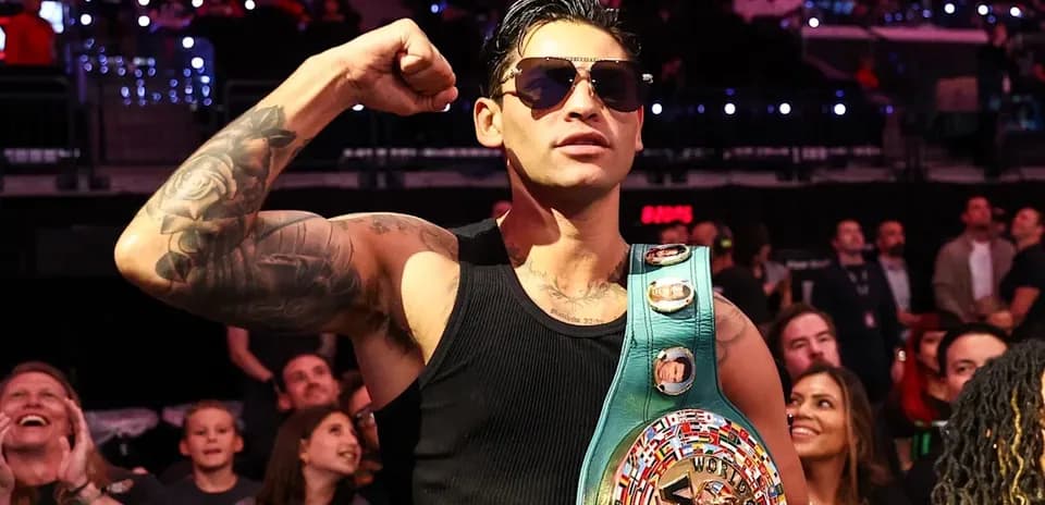 Boxeador levantando el puño con cinturón WBC