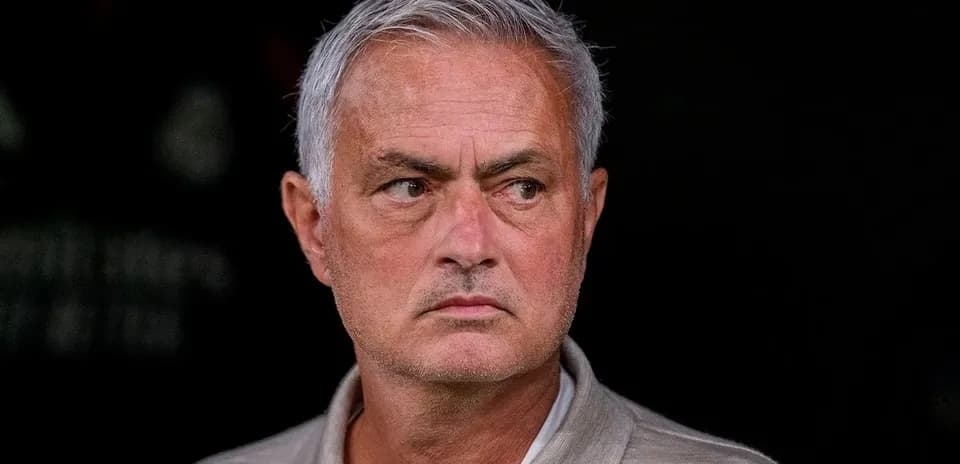 Entrenador observando desde el banquillo