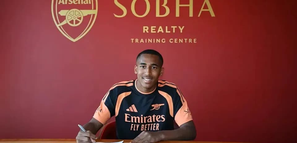 Jugador firmando contrato en el centro de entrenamiento Arsenal
