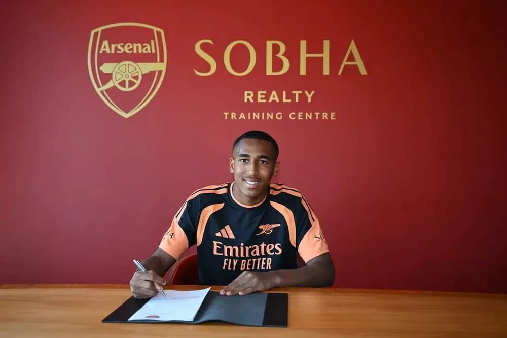 Jugador firmando contrato en el centro de entrenamiento Arsenal