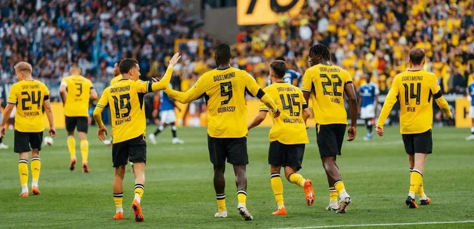 Jugadores de Dortmund celebrando en el campo