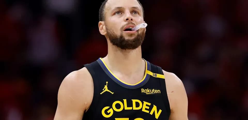 Jugador de baloncesto con uniforme de Golden State