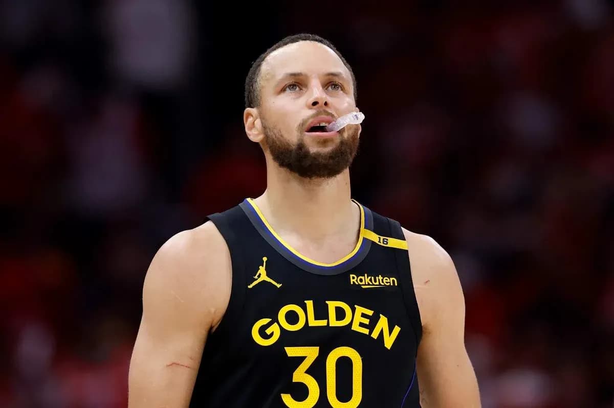 Jugador de baloncesto con uniforme de Golden State
