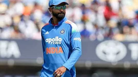 Jugador de cricket de India caminando en el campo