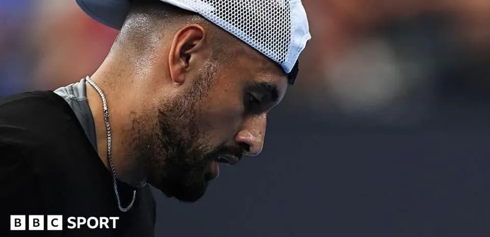 Jugador de tenis mirando hacia abajo en la cancha