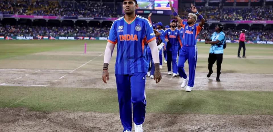 Jugador de cricket de India saliendo del campo tras victoria