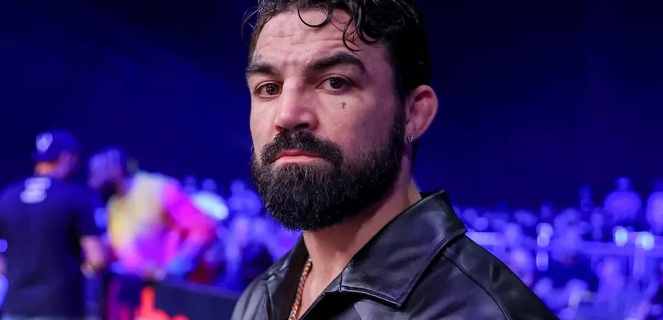 Hombre con barba observando en evento deportivo