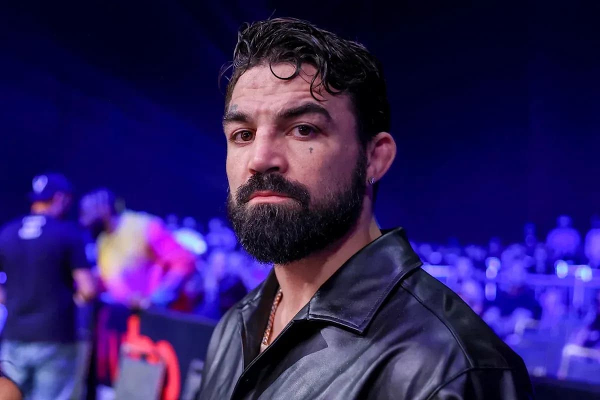 Hombre con barba observando en evento deportivo