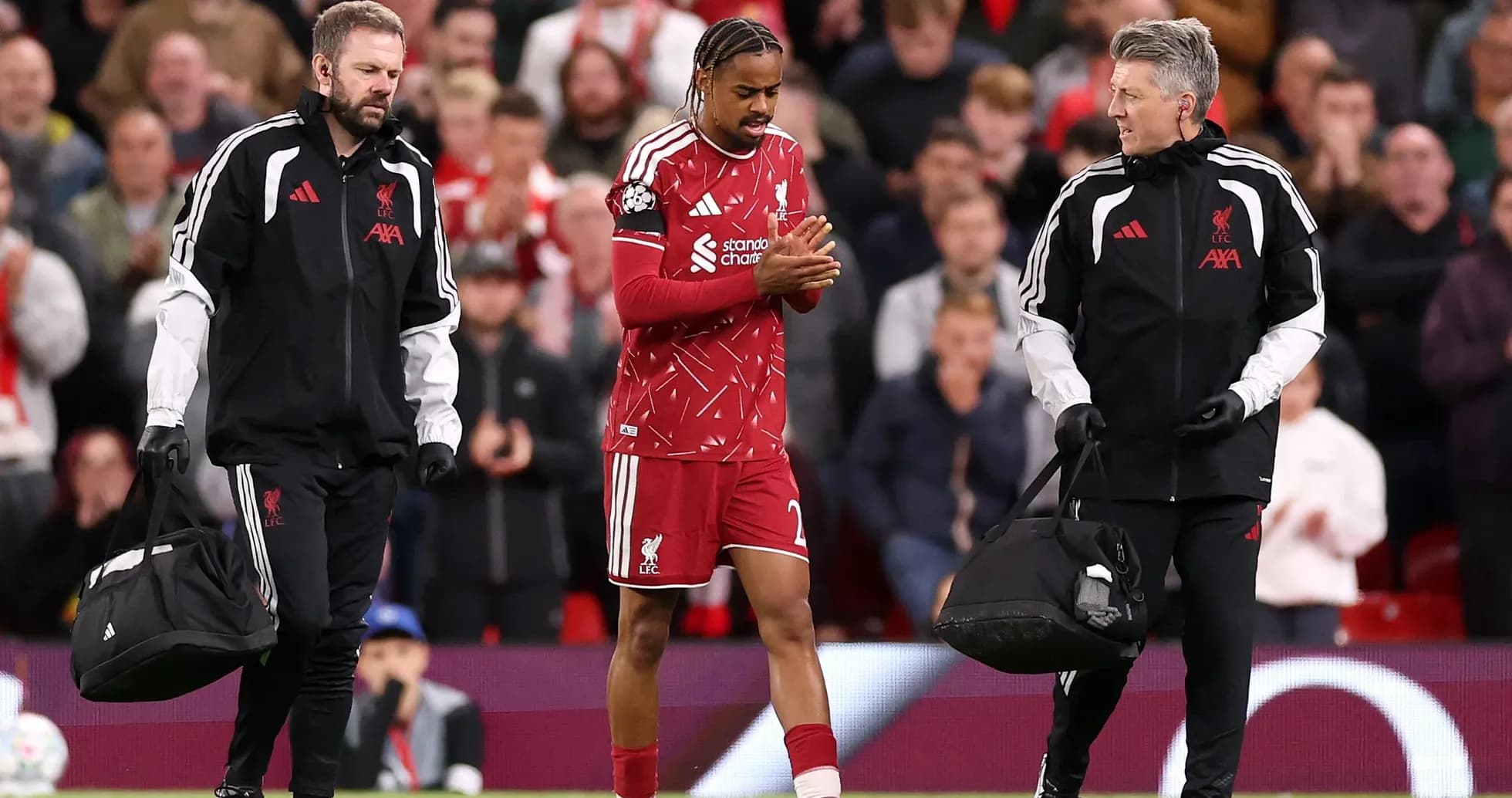 Jugador de Liverpool siendo atendido por el personal médico
