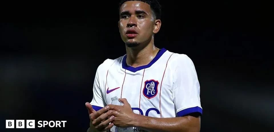 Jugador sosteniendo botella de agua en campo