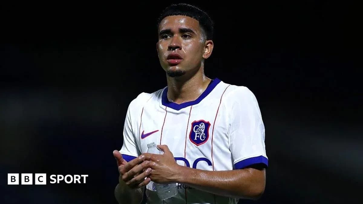 Jugador sosteniendo botella de agua en campo