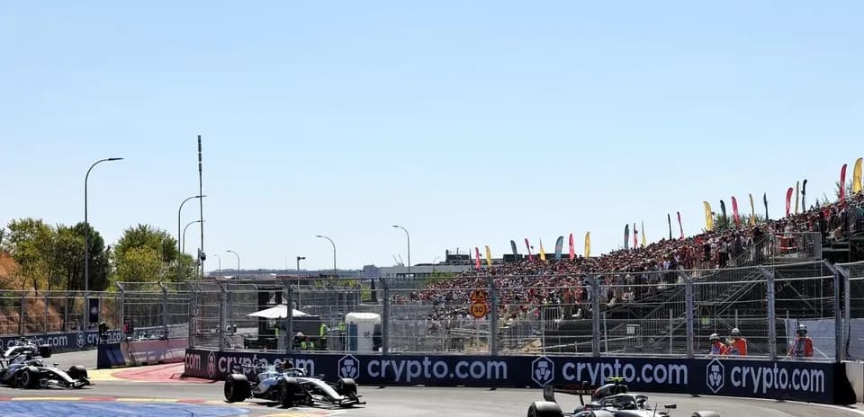 Dos coches de Fórmula 1 en curva durante carrera