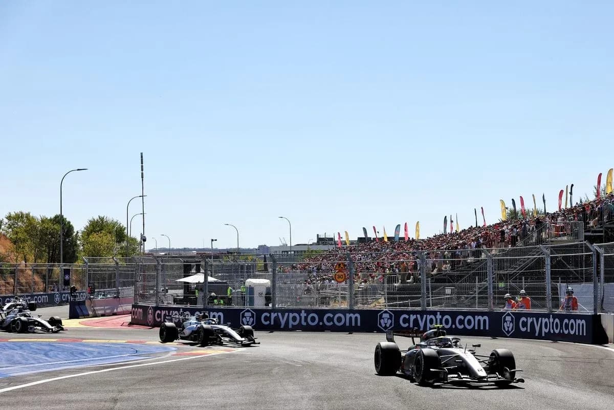 Dos coches de Fórmula 1 en curva durante carrera