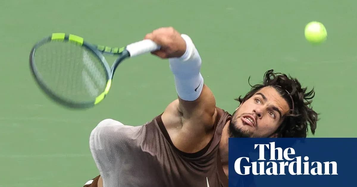 Jugador de tenis sacando durante un partido