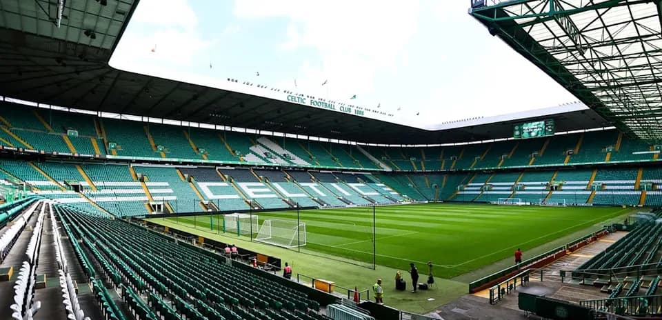 Estadio Celtic Park vacío con césped verde