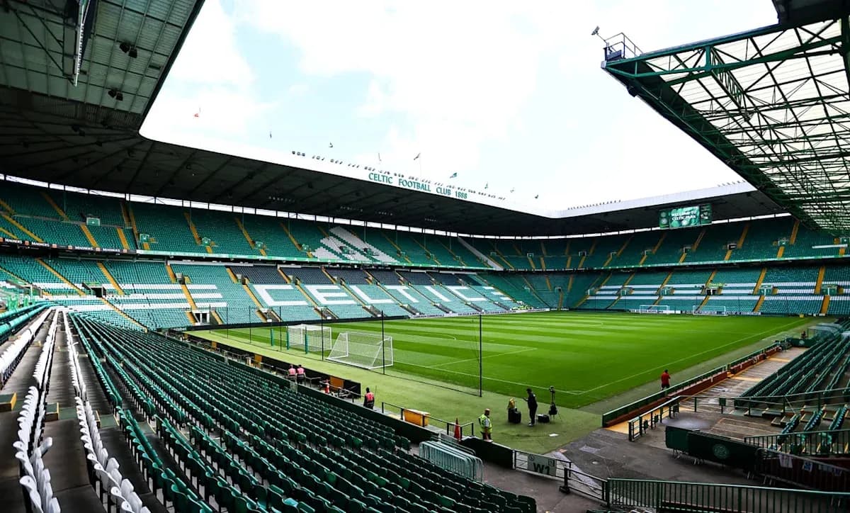Estadio Celtic Park vacío con césped verde