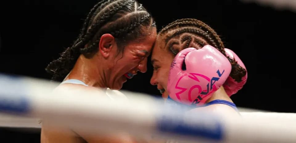 Boxeadoras abrazándose en el ring tras combate