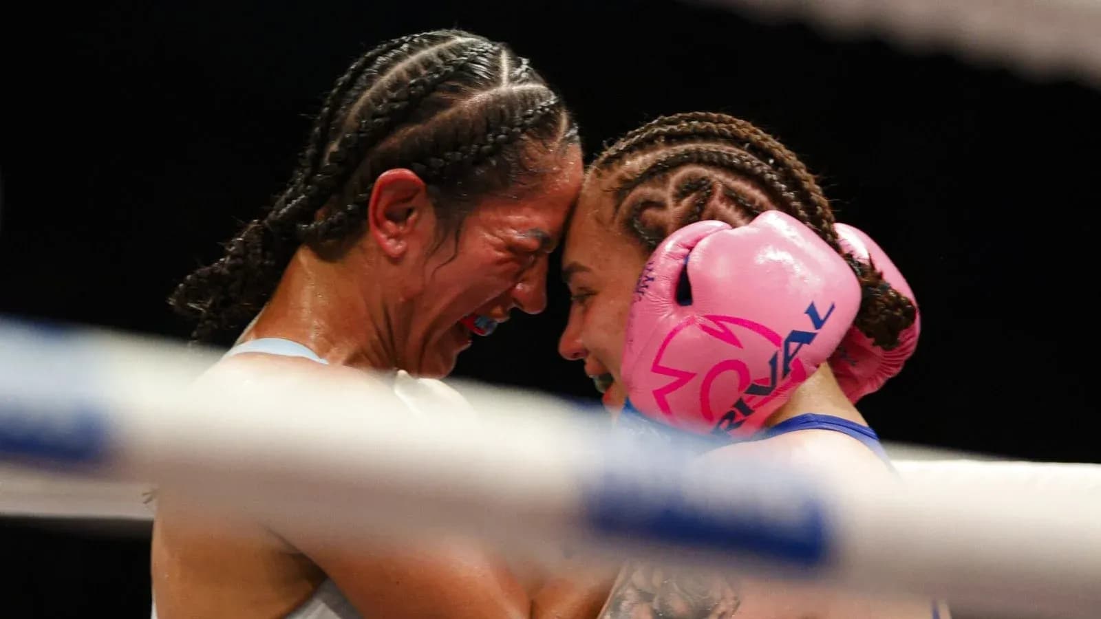 Boxeadoras abrazándose en el ring tras combate