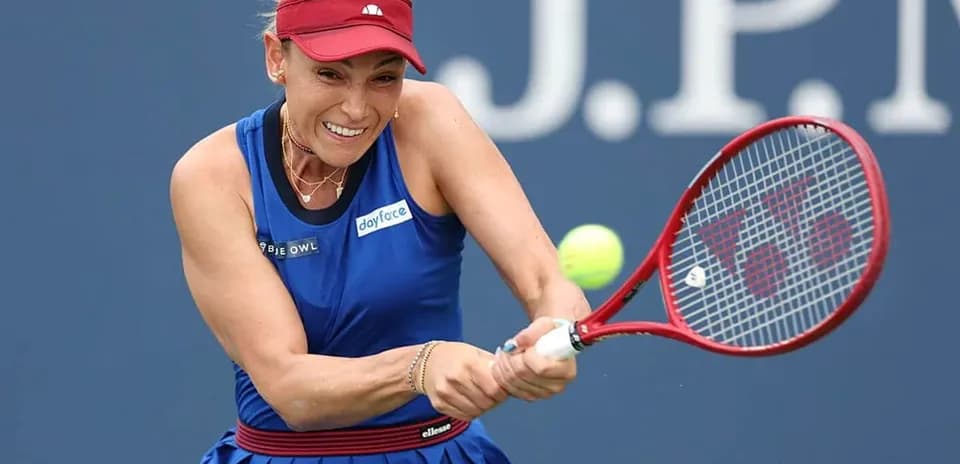 Jugadora de tenis golpeando una pelota en el partido