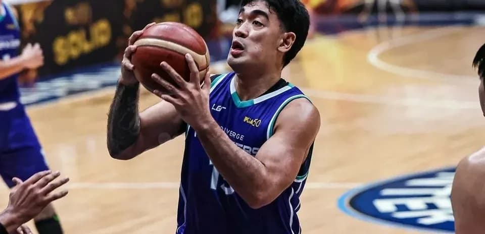 Jugador lanzando el balón durante un partido de baloncesto