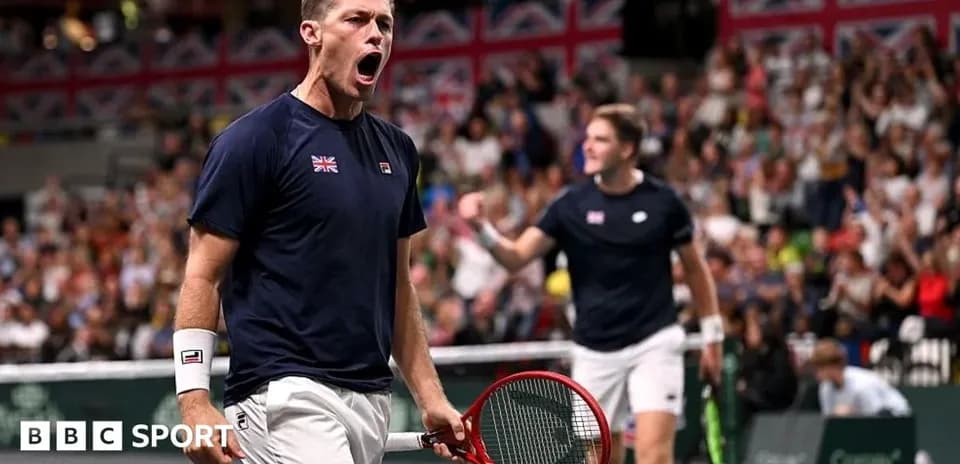 Jugador de tenis celebrando en el partido