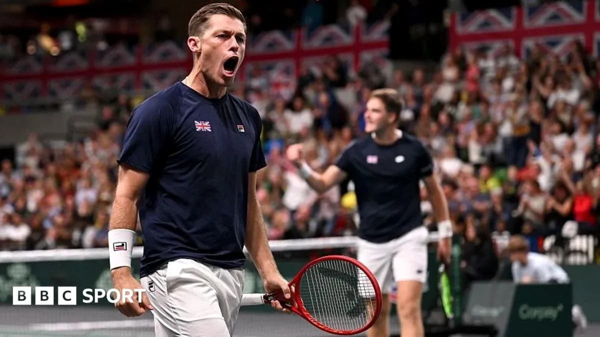 Jugador de tenis celebrando en el partido