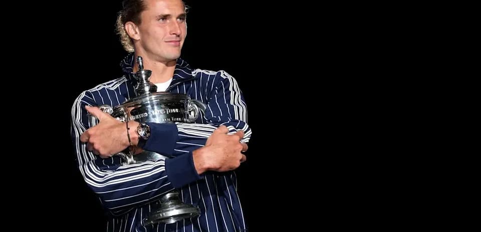 Jugador sosteniendo el trofeo del US Open