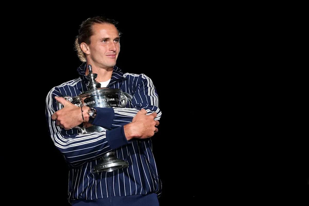 Jugador sosteniendo el trofeo del US Open