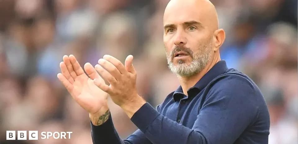 Entrenador aplaudiendo durante un partido de fútbol