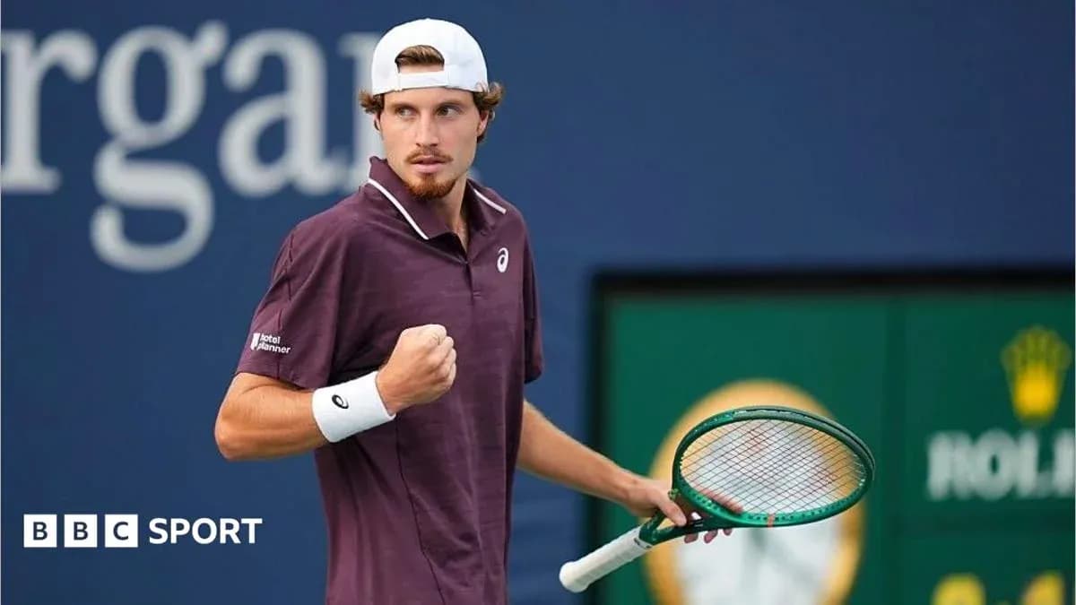 Jugador de tenis celebrando con raqueta en mano