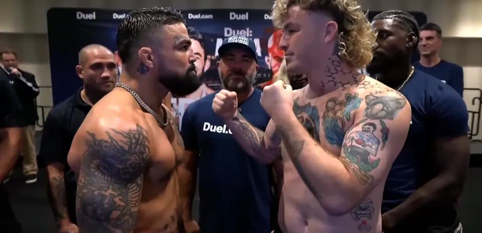 Dos luchadores enfrentándose durante la ceremonia de pesaje