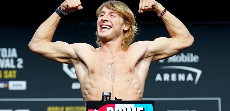 Luchador mostrando músculos en pesaje de UFC