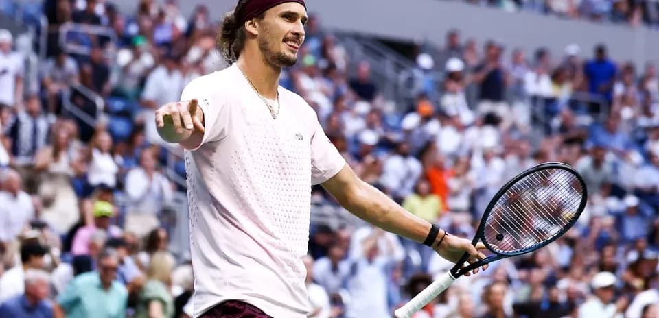 Jugador de tenis en acción durante un partido