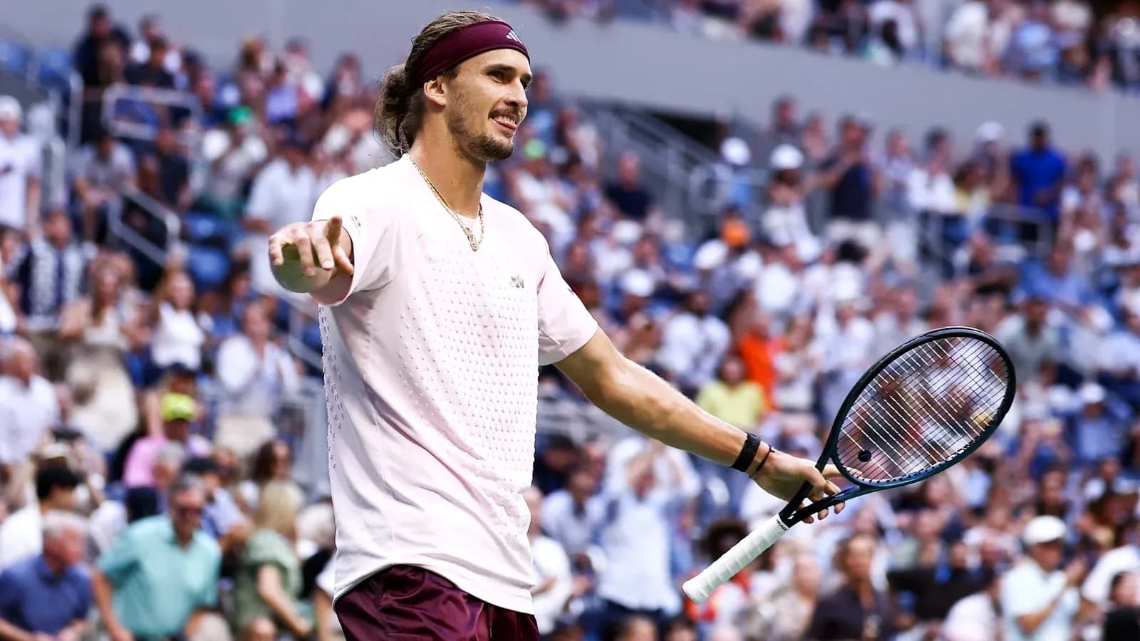 Jugador de tenis en acción durante un partido