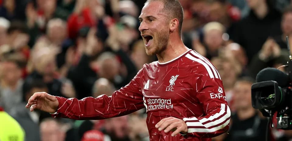 Jugador de Liverpool celebrando un gol en el estadio