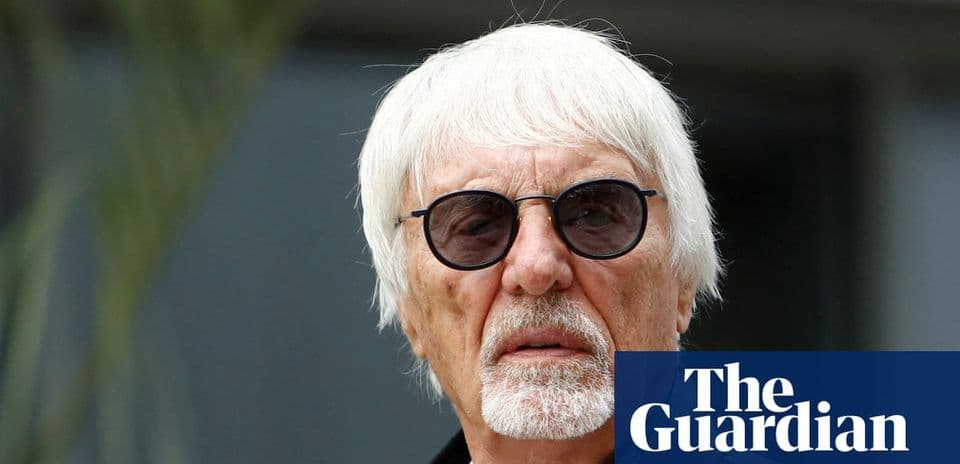 Hombre con gafas de sol y cabello blanco