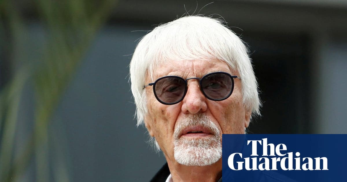 Hombre con gafas de sol y cabello blanco