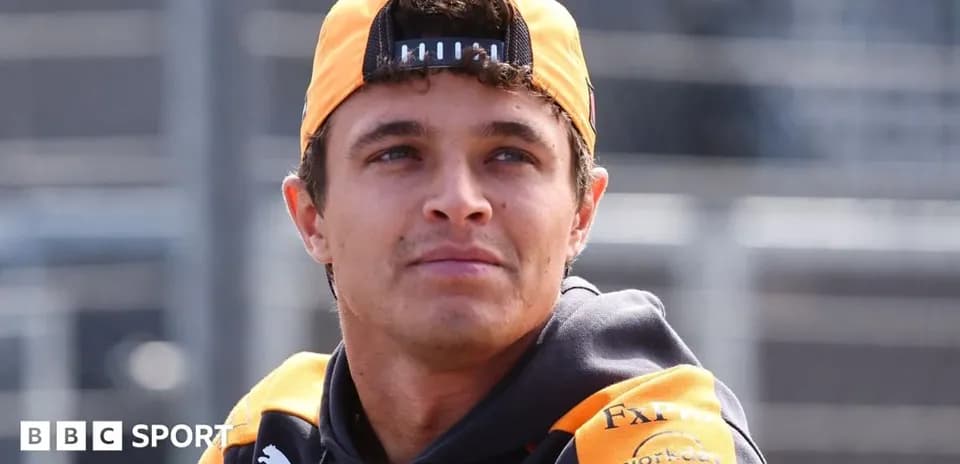 Piloto de Fórmula 1 con gorra en paddock