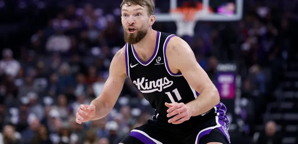 Jugador de los Kings defendiendo en la cancha